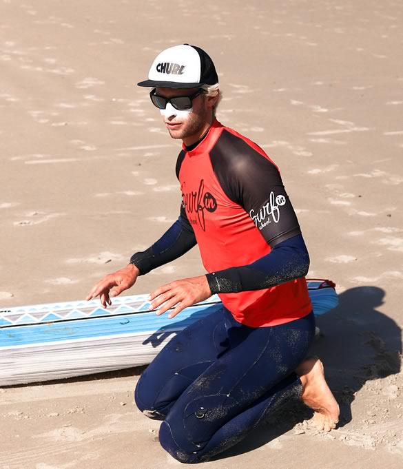 Sam, professeur de surf à l'école Mana Surf School