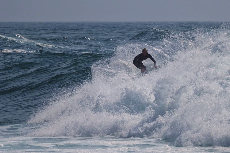 samuel dhivert surfing ocean